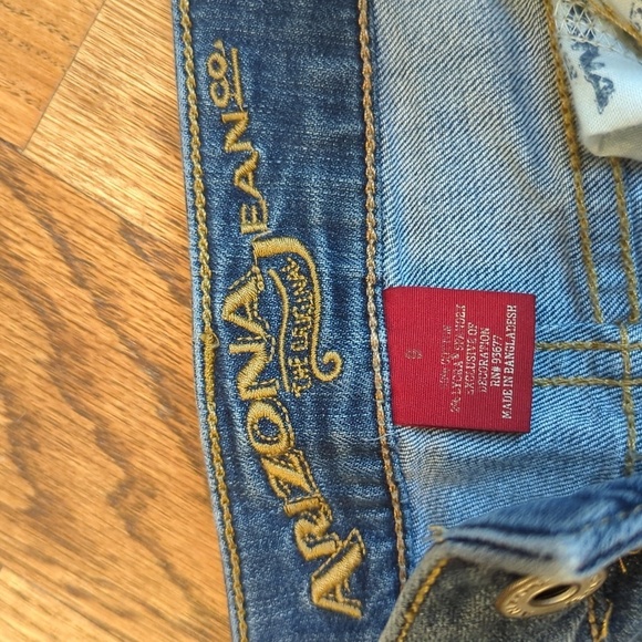 Arizona Jean Co. Denim Bleached Shorts Size 9 - Picture 2 of 4